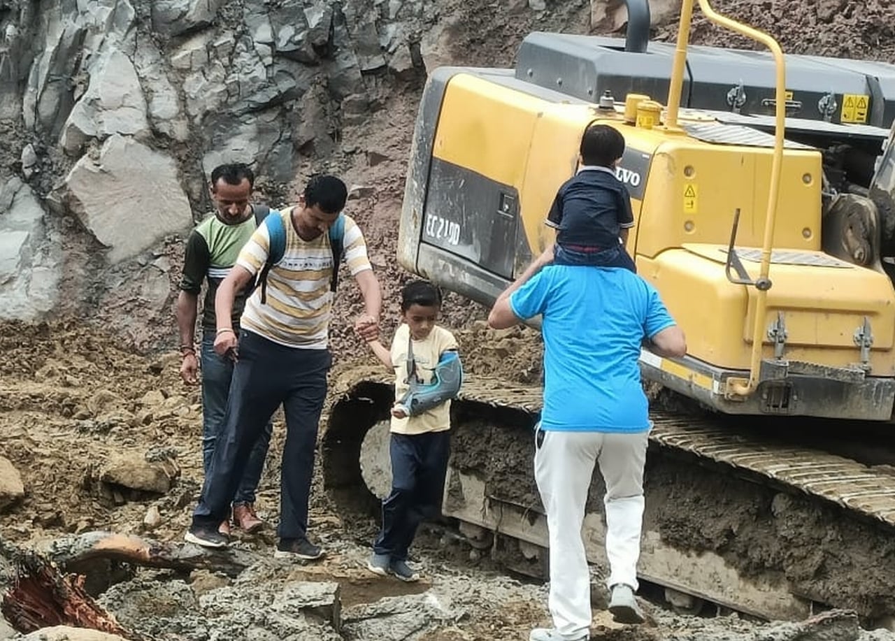 कच्ची ढांग में सड़क बंद होने पर बच्चे को लेकर पैदल गुजरता एक युवक। संवाद कच्ची ढांग में सड़क बंद होने पर बच्चे को लेकर पैदल गुजरता एक युवक। संवाद