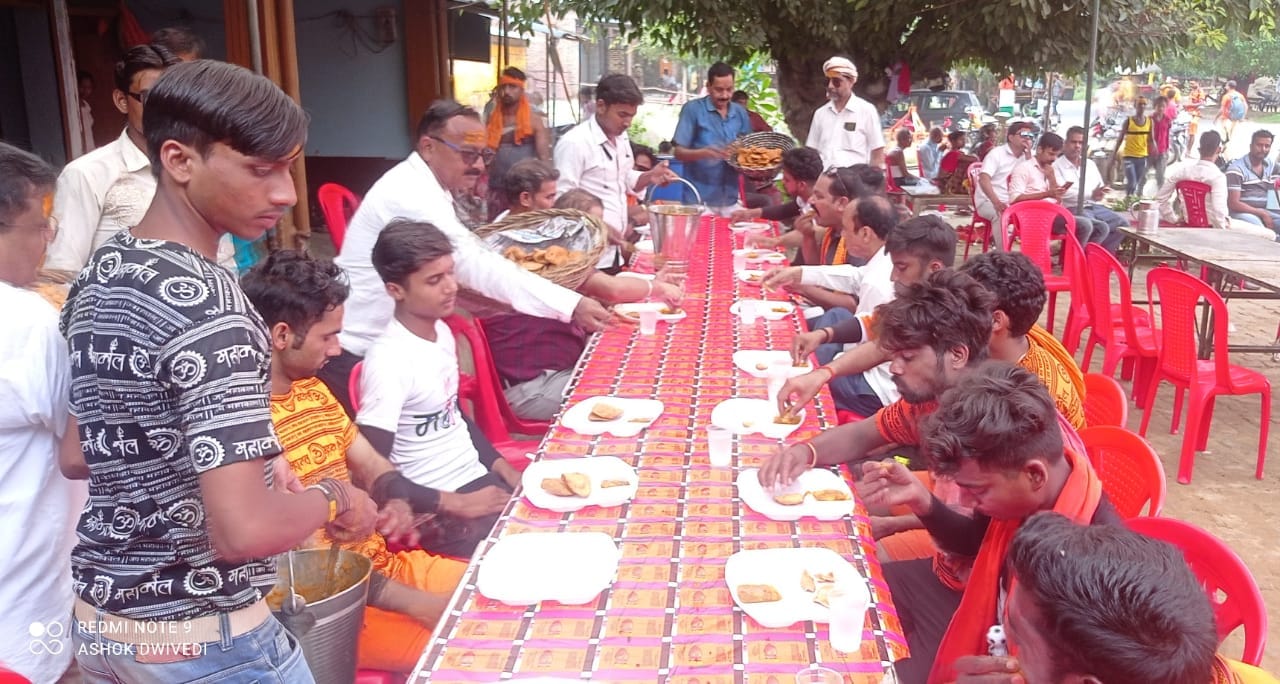 कांवड़ लेकर जाते कांवड़िये