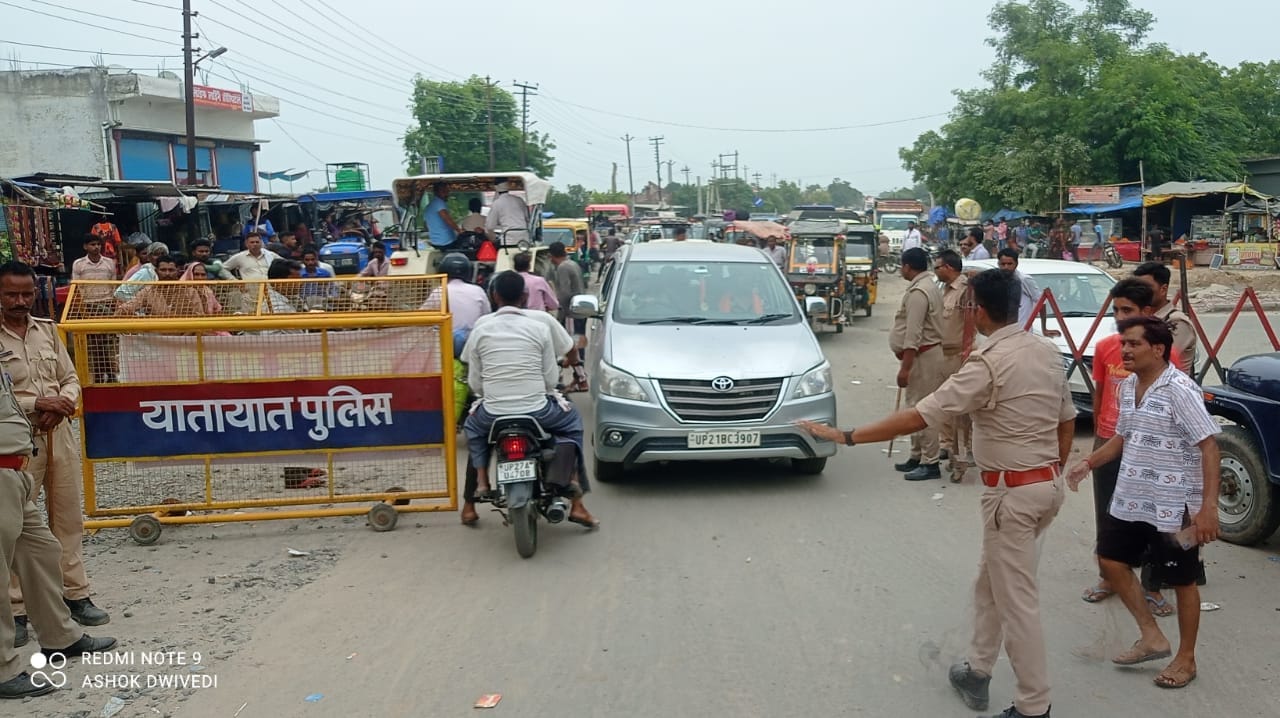 कांवड़ लेकर जाते कांवड़िये