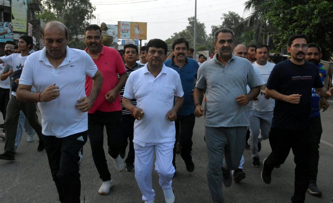 नगर में आयोजित जज्बा दौड के प्रतिभागी को सम्मानित करते अयोजक व अतिथि। संवाद नगर में आयोजित जज्बा दौड के प्रतिभागी को सम्मानित करते अयोजक व अतिथि। संवाद