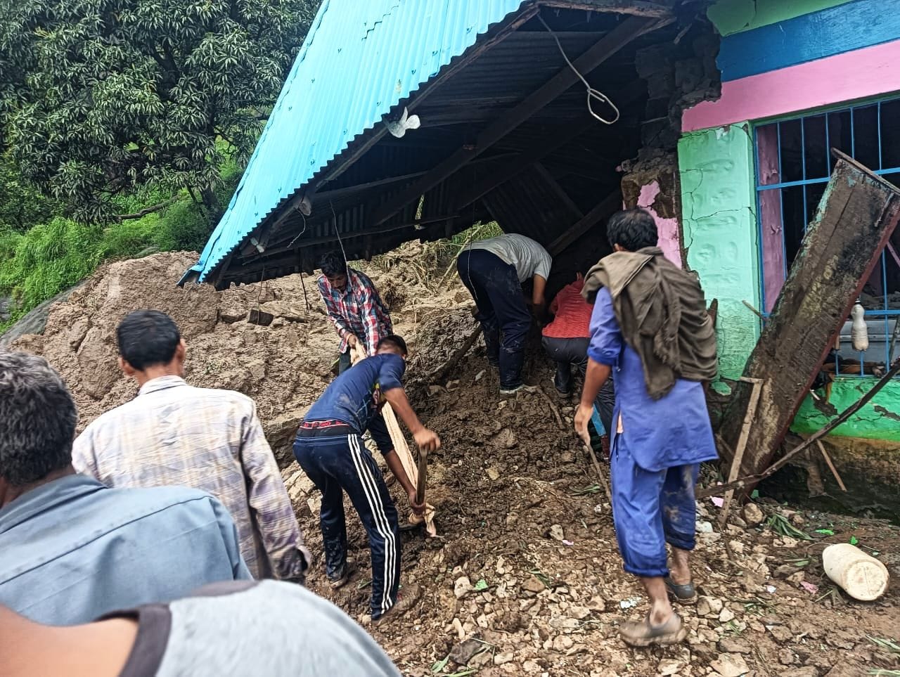 नालगढ़ के मलोण पंचायत के  बानली कनेता गाव में मलबे में तबदील हुआ मकान। संवाद