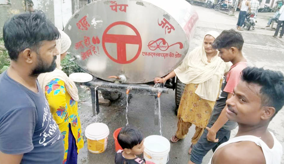 पलिया के मोहल्ला बरबंडा में प्रदर्शन करते मोहल्लेवासी। पलिया के मोहल्ला बरबंडा में प्रदर्शन करते मोहल्लेवासी।