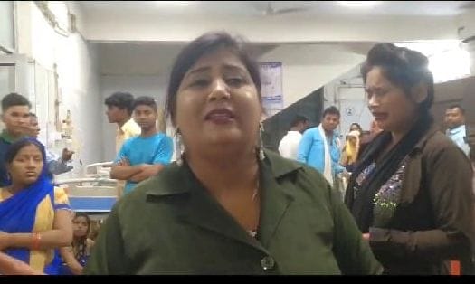 राजकीय मेडिकल कॉलेज में घायल का उपचार करते डॉक्टर। संवाद