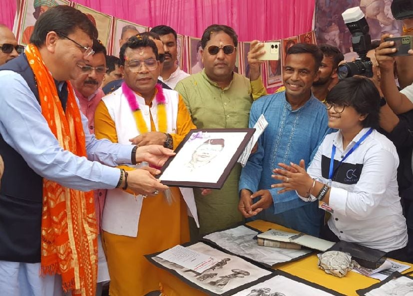 रुद्रपुर में आयोजित विभाजन विभीषिका स्मृति दिवस कार्यक्रम में ढोल नगाडों के साथ नाचते गाते लोग।