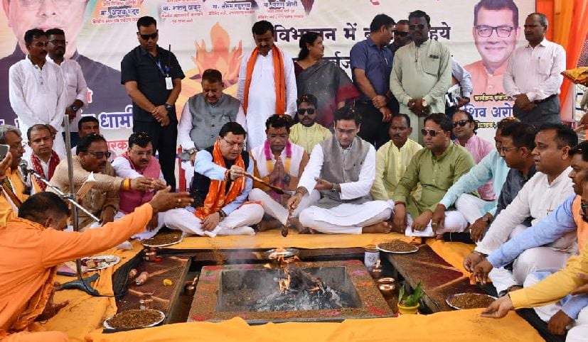 रुद्रपुर में आयोजित विभाजन विभीषिका स्मृति दिवस कार्यक्रम में ढोल नगाडों के साथ नाचते गाते लोग।