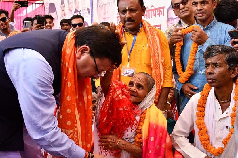 रुद्रपुर मे हुए कार्यक्रम में मौजूद सीएम धामी और अन्य लोग। संवाद
