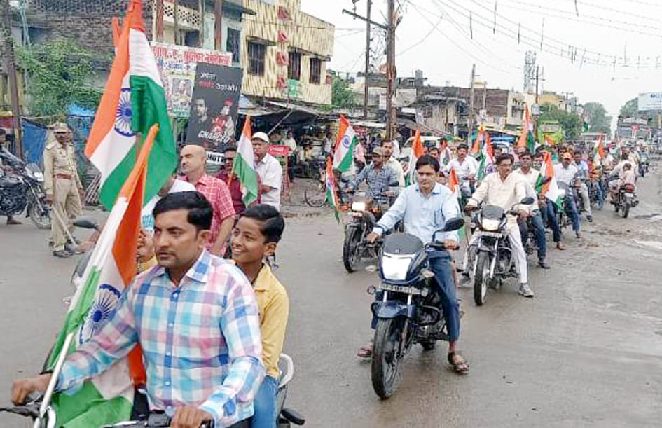 शहर में बाइक रैली निकालते एसएसबी जवान शहर में बाइक रैली निकालते एसएसबी जवान