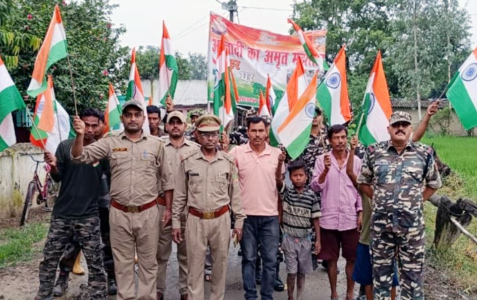 शहर में बाइक रैली निकालते एसएसबी जवान शहर में बाइक रैली निकालते एसएसबी जवान