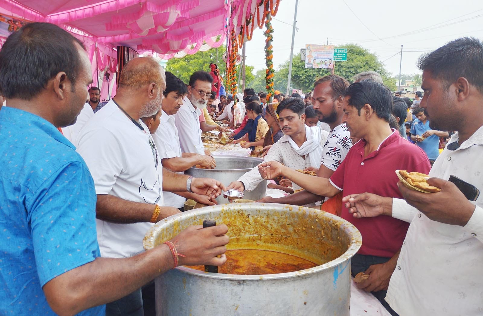 उझानी में कांवड़ियों की टोली में थिरकते कलाकार। संवाद