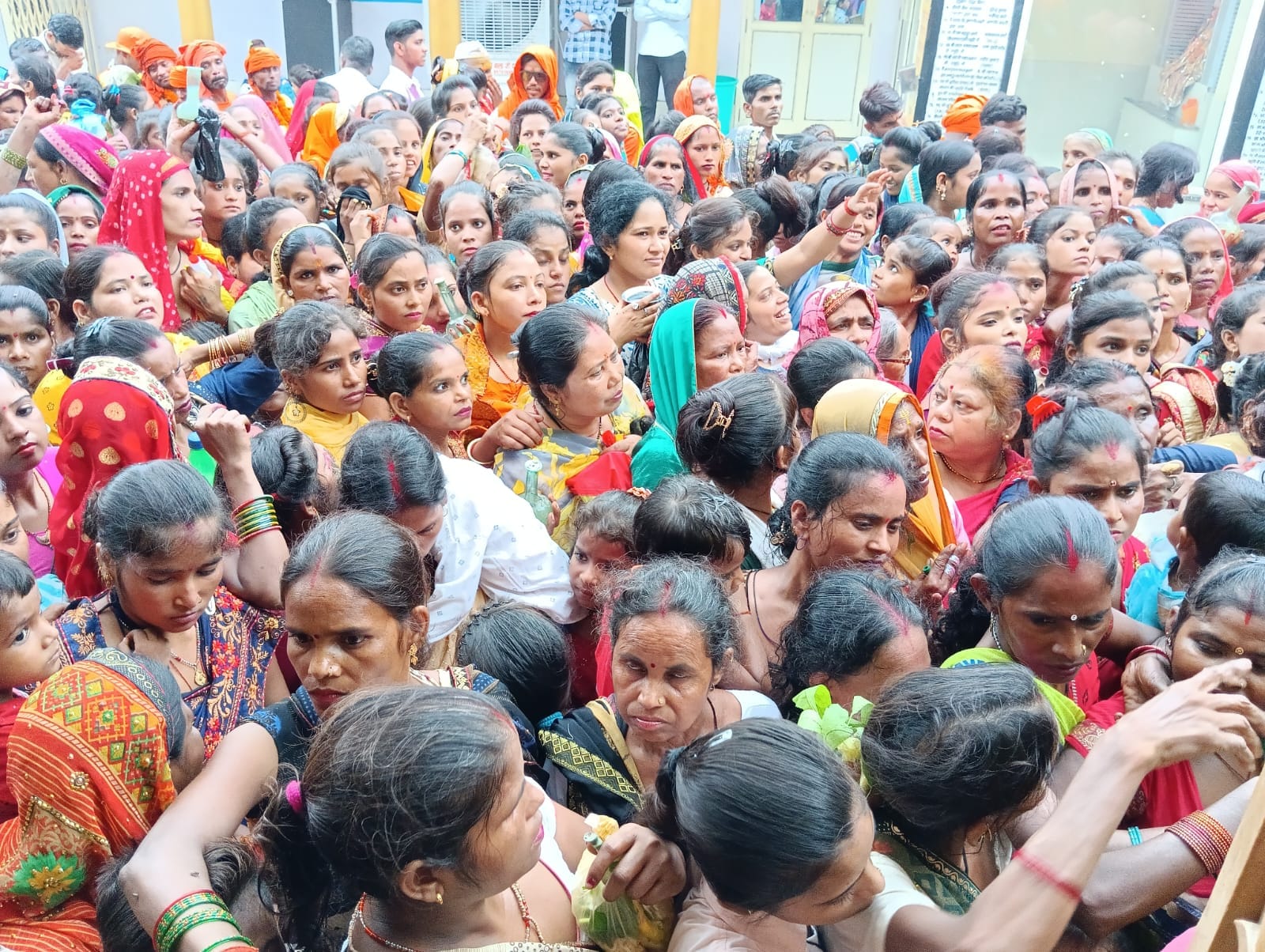 आस्था का सैलाब - पीलीभीत में सावन माह के छठे सोेमवार  को शहर के गौरी शंकर मंदिर में जलाभिषेक क
