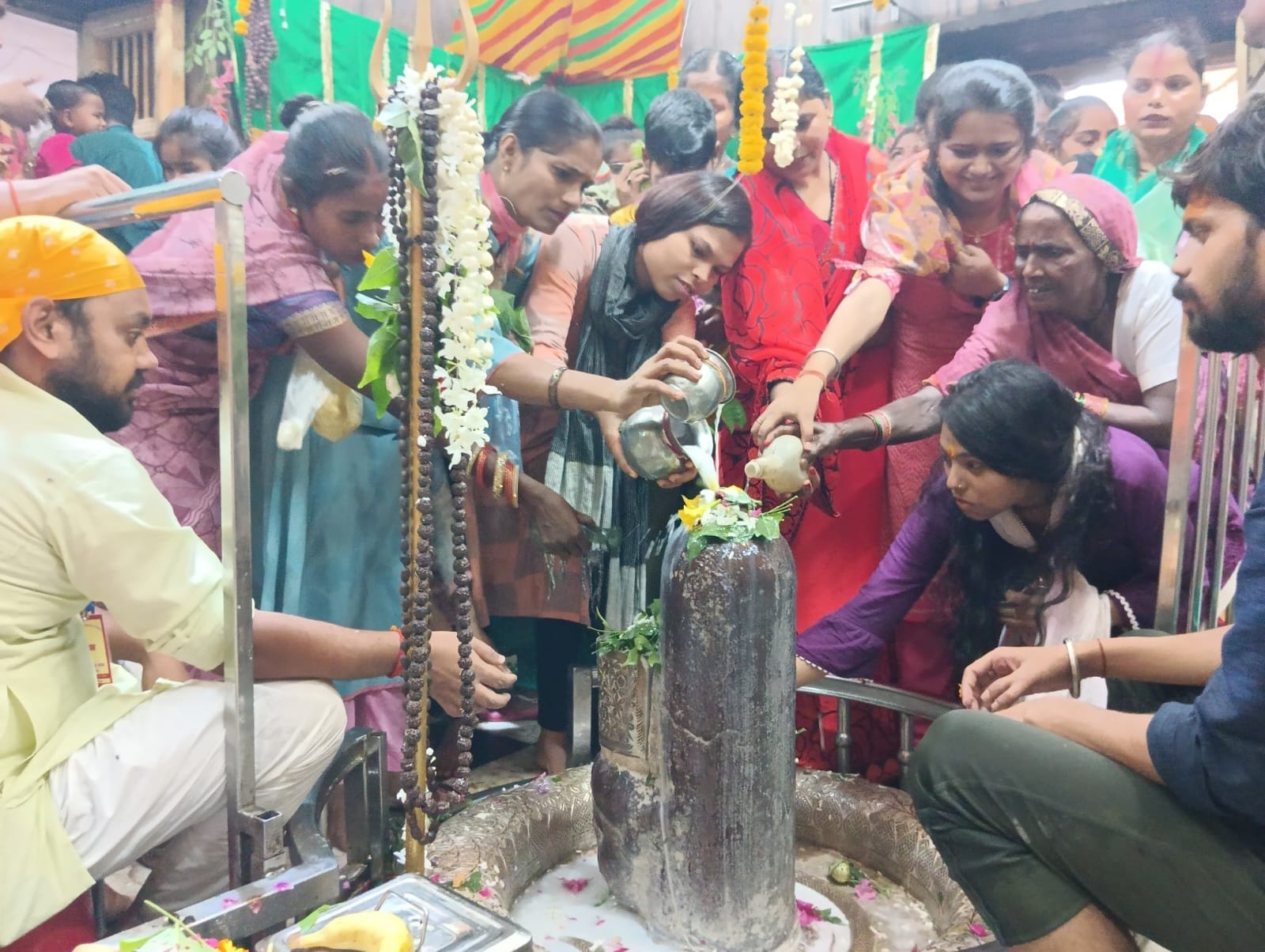 आस्था का सैलाब - पीलीभीत में सावन माह के छठे सोेमवार  को शहर के गौरी शंकर मंदिर में जलाभिषेक क