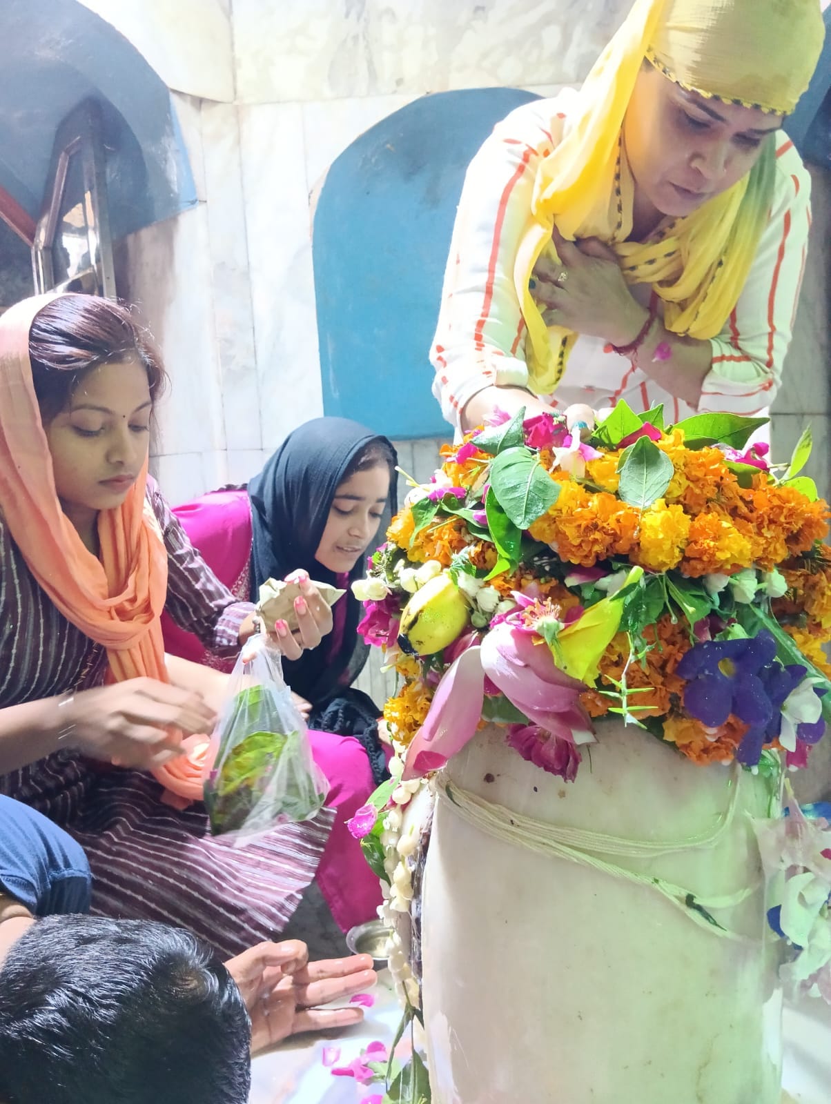 आस्था का सैलाब - पीलीभीत में सावन माह के छठे सोेमवार  को शहर के गौरी शंकर मंदिर में जलाभिषेक क
