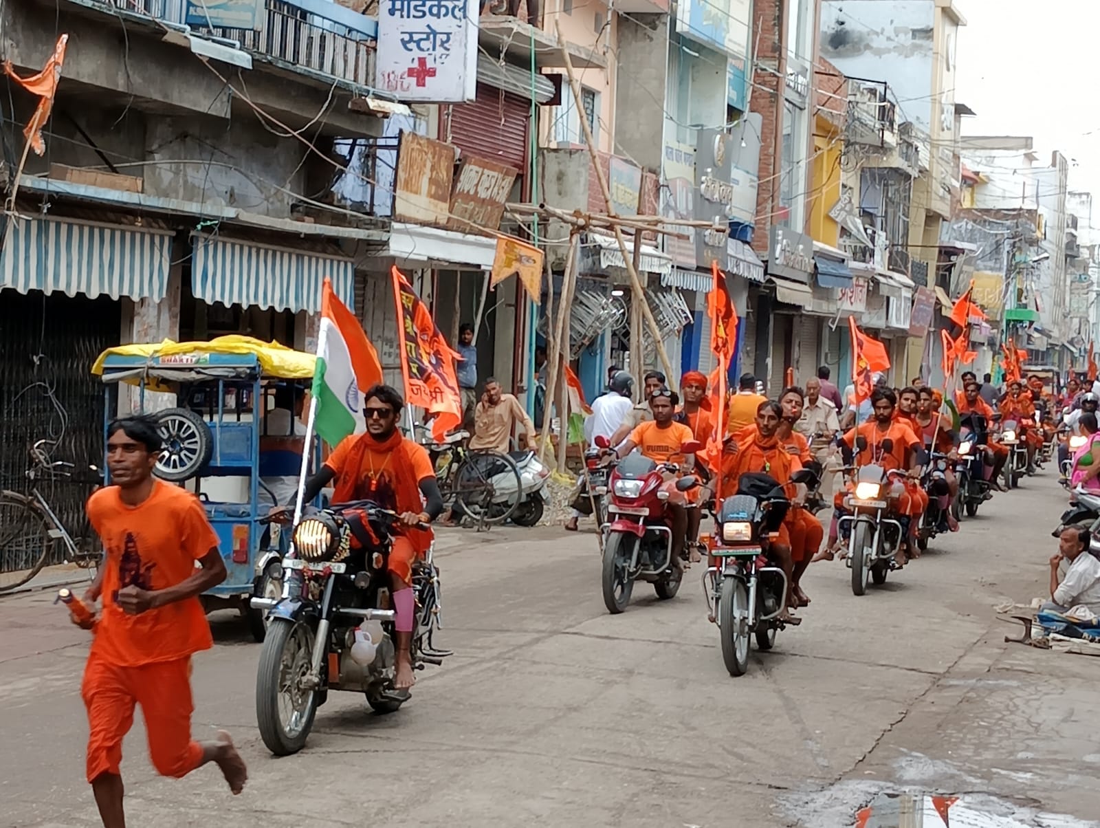 आस्था का सैलाब - पीलीभीत में सावन माह के छठे सोेमवार  को शहर के गौरी शंकर मंदिर में जलाभिषेक क