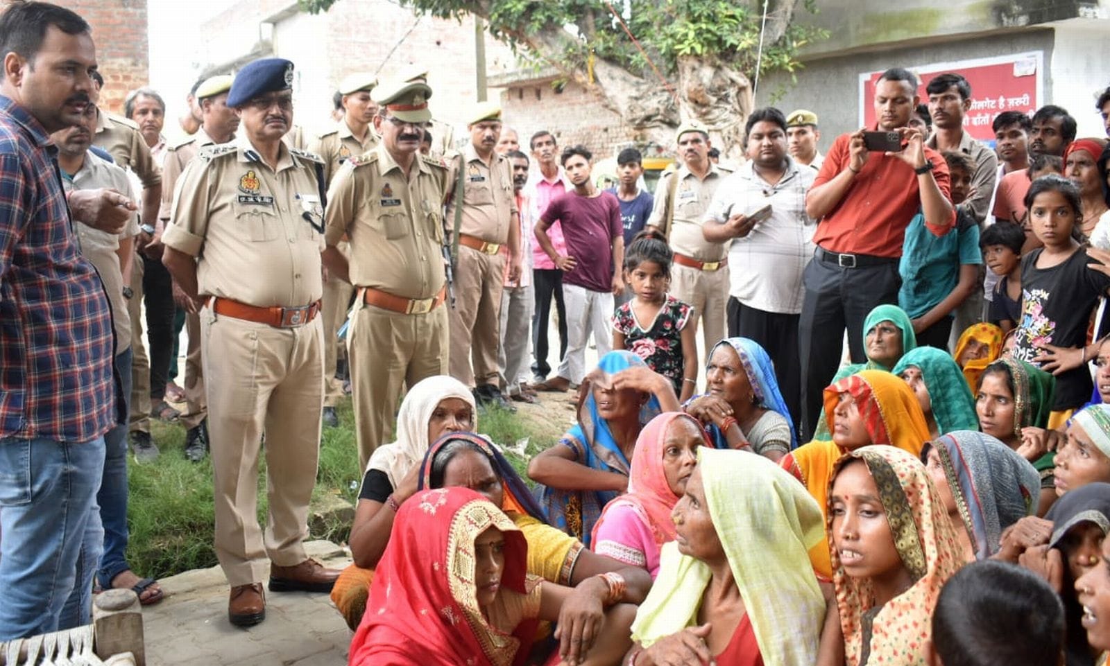 बिल्सी के मोहल्ला नंबर आठ में तेजेंद्र की हत्या के बाद रोते-बिखलते परिजन। संवाद