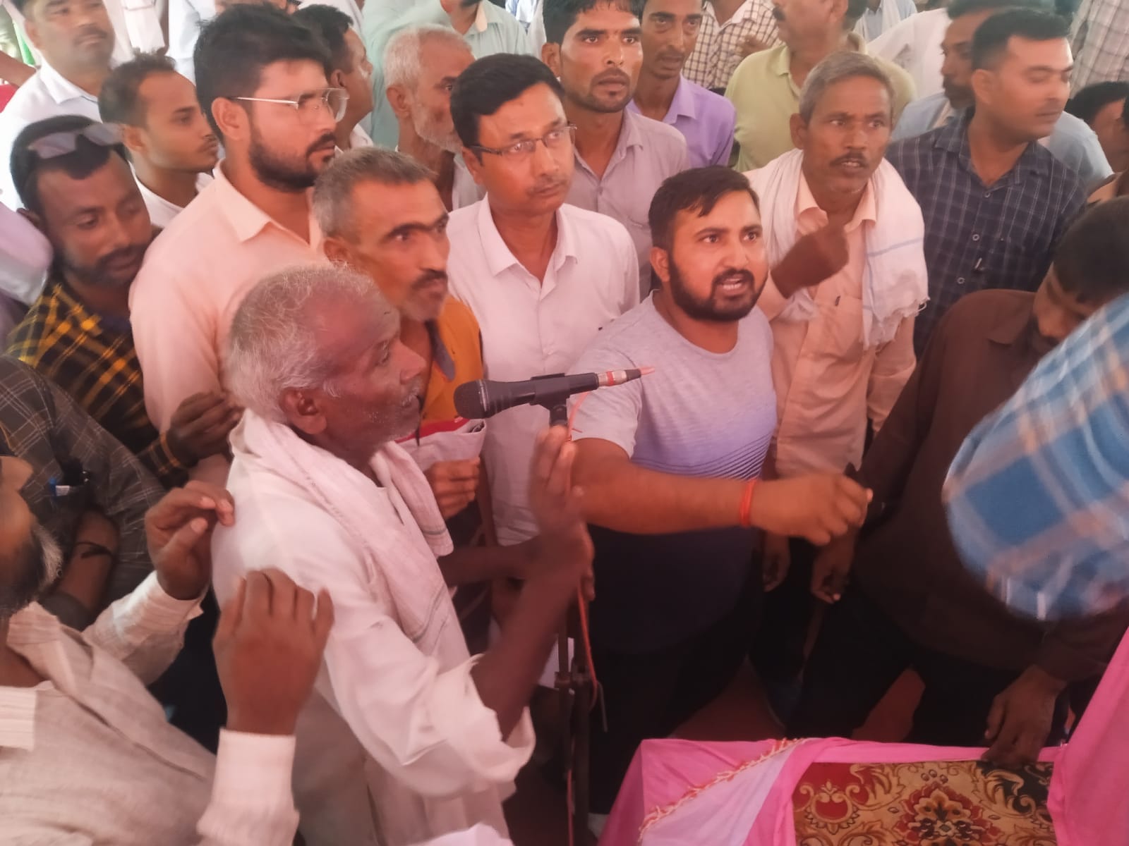 बीसलपुर मंडी में हुई गन्ना समिति की सामान्य निकाय की बैठक में मौजूद किसान । संवाद बीसलपुर मंडी में हुई गन्ना समिति की सामान्य निकाय की बैठक में मौजूद किसान । संवाद