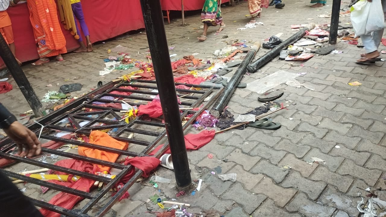 सावन के छठे सोमवार पर शिव मंदिर में भगवान भोलेनाथ का जलाभिषेक करते वक्त सावन के छठे सोमवार पर शिव मंदिर में भगवान भोलेनाथ का जलाभिषेक करते वक्त