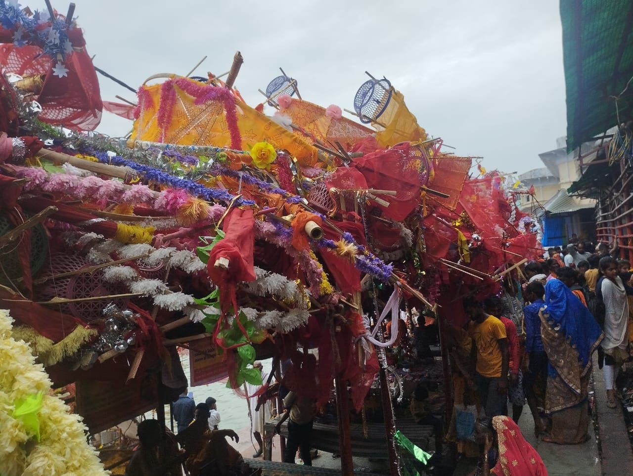 सावन के छठे सोमवार पर शिव मंदिर में भगवान भोलेनाथ का जलाभिषेक करते वक्त सावन के छठे सोमवार पर शिव मंदिर में भगवान भोलेनाथ का जलाभिषेक करते वक्त
