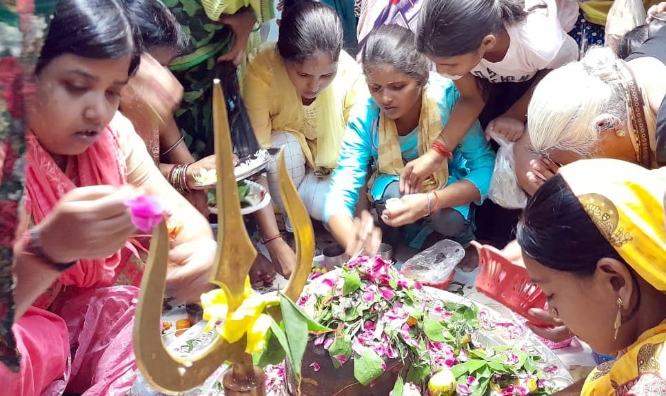 सावन के छठे सोमवार पर शिव मंदिर में भगवान भोलेनाथ का जलाभिषेक करते वक्त सावन के छठे सोमवार पर शिव मंदिर में भगवान भोलेनाथ का जलाभिषेक करते वक्त