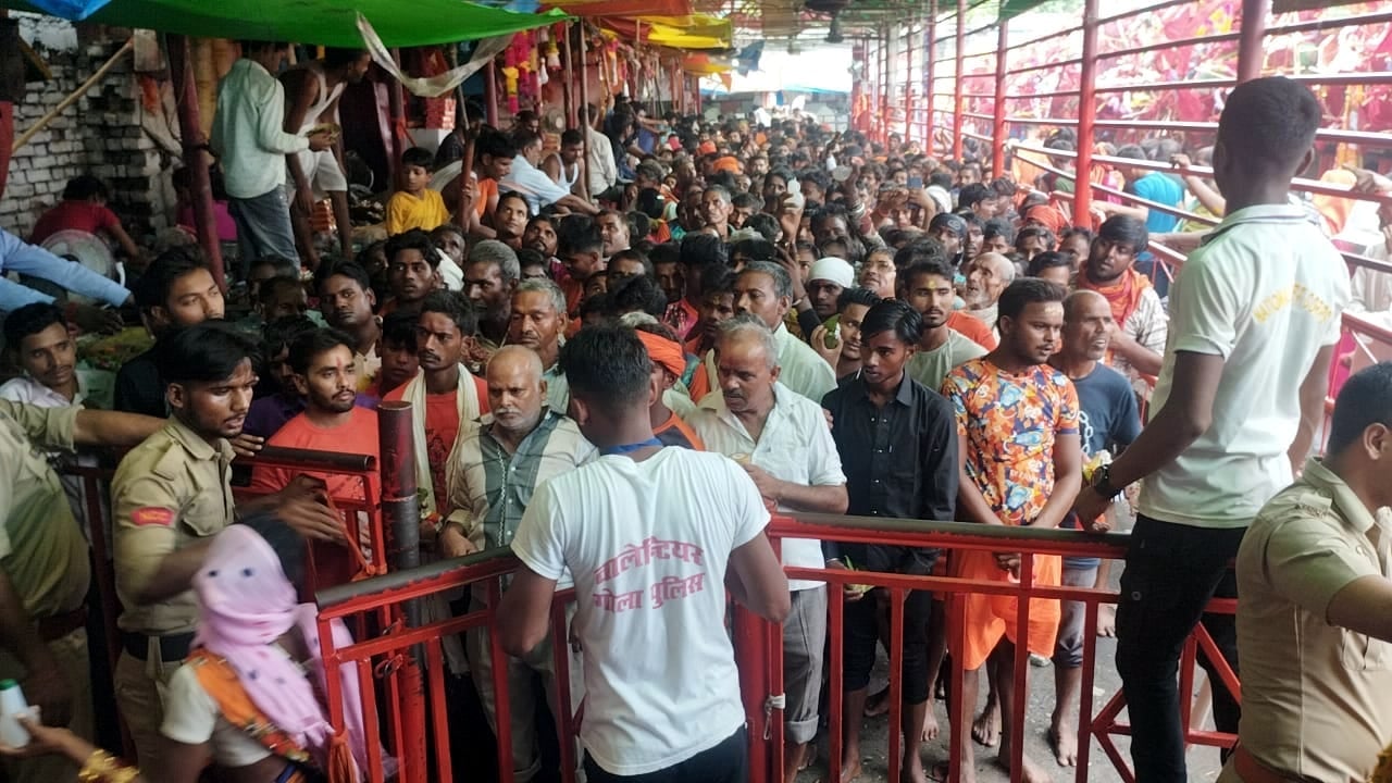 सावन के छठे सोमवार पर शिव मंदिर में भगवान भोलेनाथ का जलाभिषेक करते वक्त सावन के छठे सोमवार पर शिव मंदिर में भगवान भोलेनाथ का जलाभिषेक करते वक्त