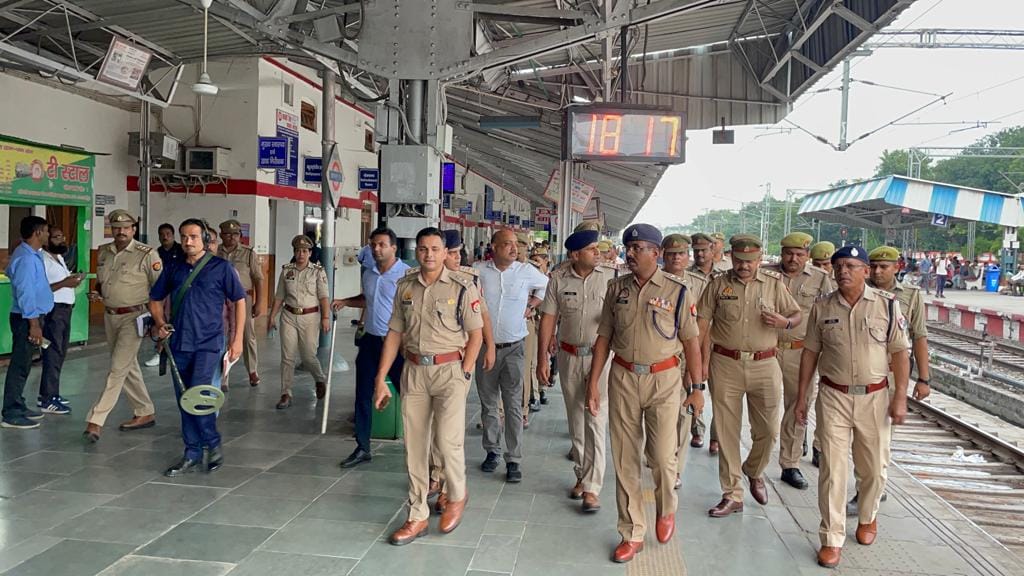 शाहजहांपुर में पुलिस लाइंस में शिलाफलकम का लोकार्पण करते वित्त मंत्री सुरेश खन्ना