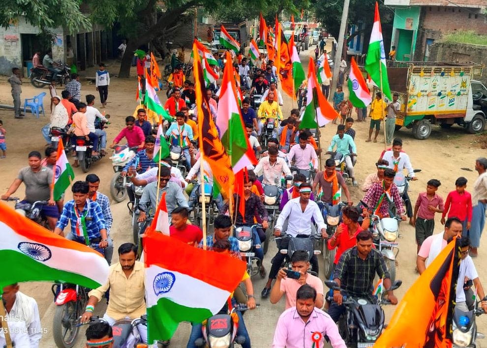 शाहजहांपुर में तिरंगा रैली निकालते वीडीएफ कांवेंट स्कूल के बच्चे