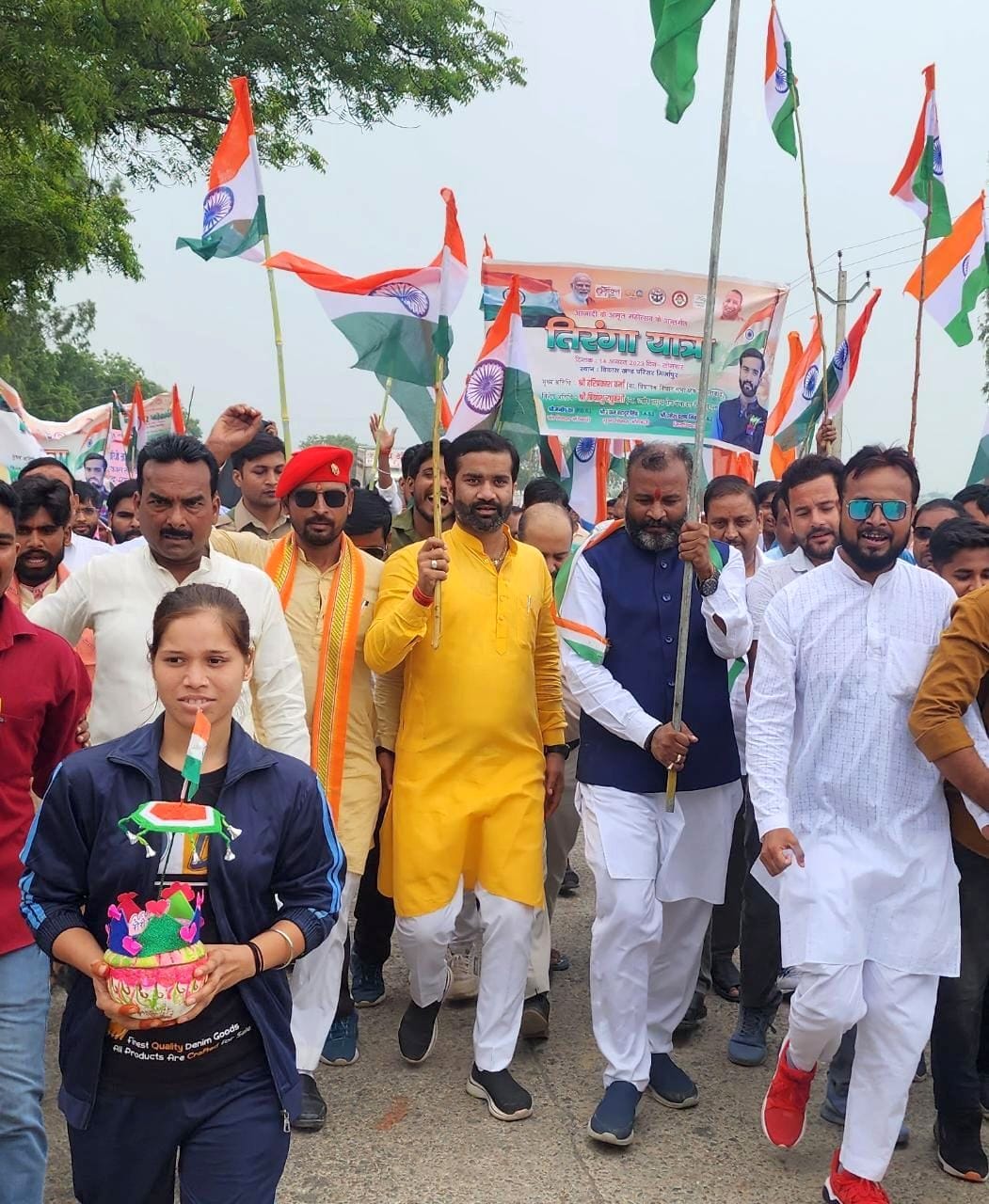 शाहजहांपुर में तिरंगा रैली निकालते वीडीएफ कांवेंट स्कूल के बच्चे