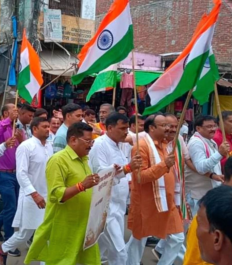 शाहजहांपुर में तिरंगा रैली निकालते वीडीएफ कांवेंट स्कूल के बच्चे