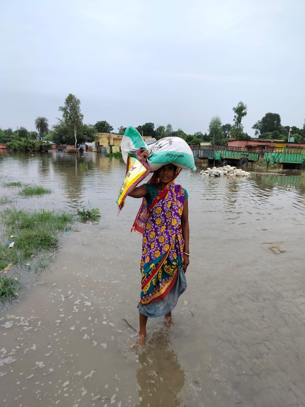 शारदा नदी के उफनाने पर चंदिया हजारा में शाम कोे पानी आने की जानकारी लोगोे को देते एसडीएम । संवा