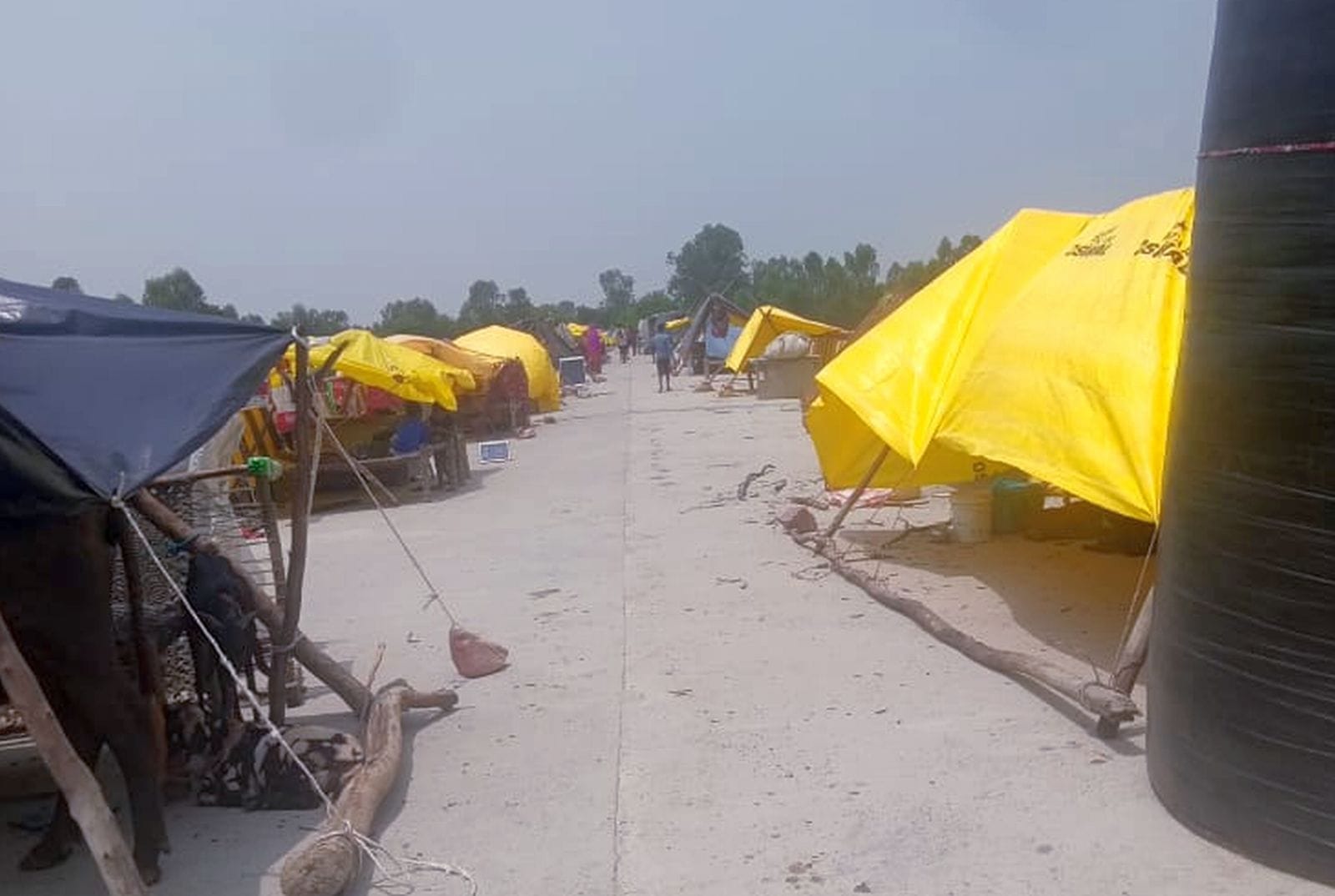 तौफी नगला में पानी से होकर गुजरना पड़ रहा ग्रामीणों को। संवाद