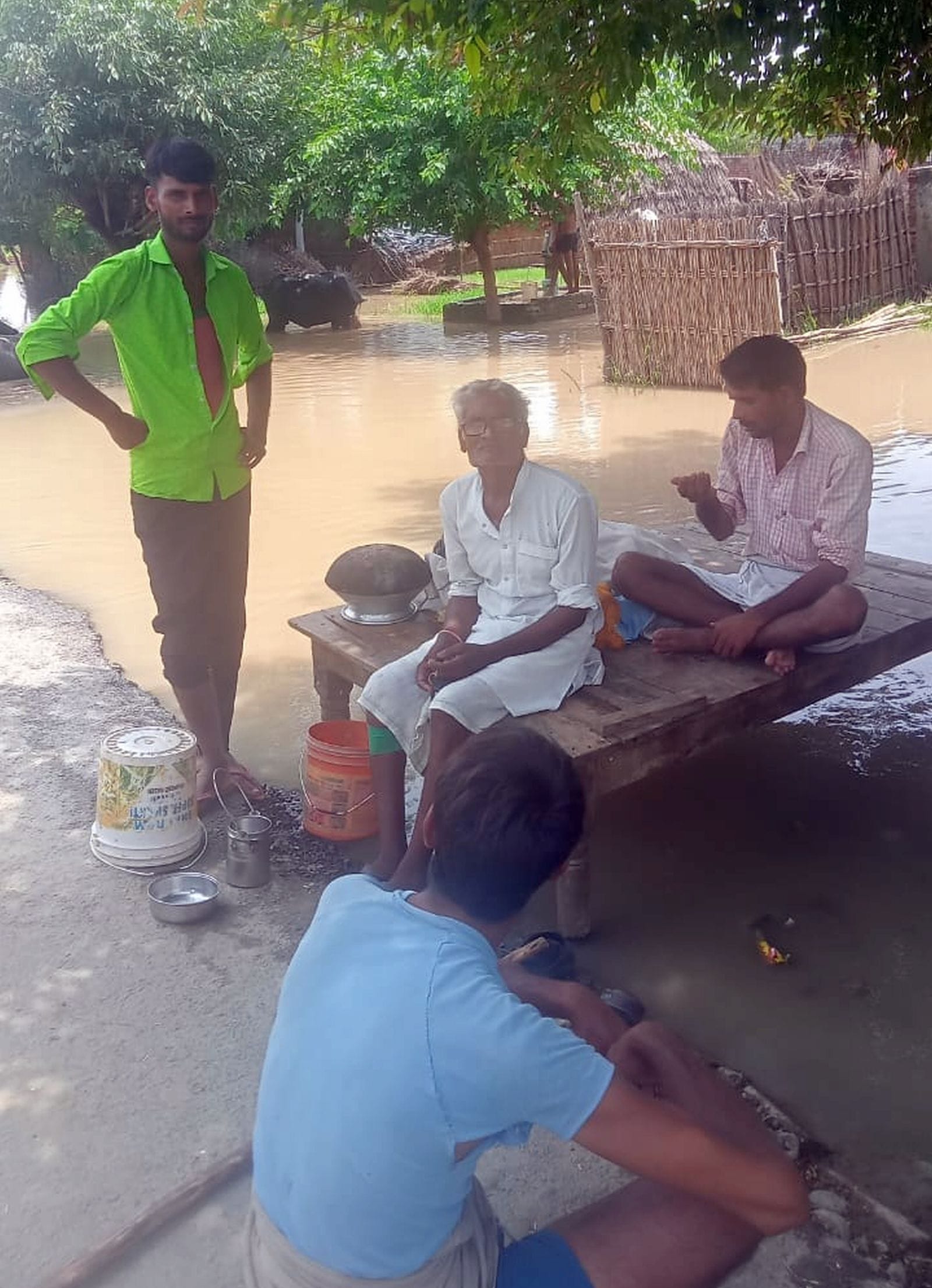 तौफी नगला में पानी से होकर गुजरना पड़ रहा ग्रामीणों को। संवाद