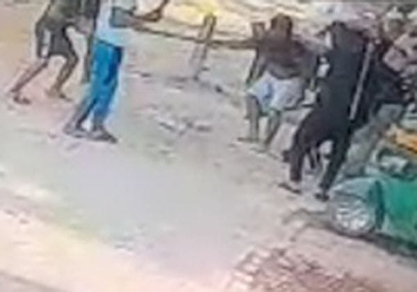 फोटो 21. सीसीटीवी में युवक की पिटाई करते कैद हुए आरोपी। वीडियो ग्रैब