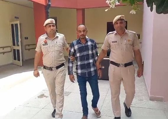 फोटो :25: गांव भठगांव के डाकघर में हुई चोरी की वारदात में गिरफ्तार आरोपी पुलिस टीम के साथ। संवा फोटो :25: गांव भठगांव के डाकघर में हुई चोरी की वारदात में गिरफ्तार आरोपी पुलिस टीम के साथ। संवा