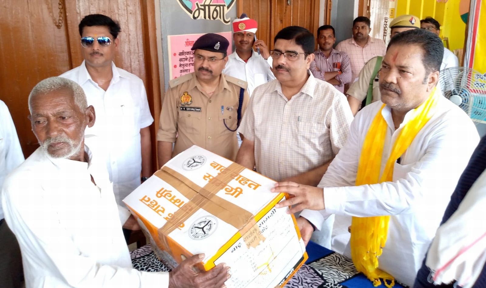 ग्राम ठकुरी नगला में बाढ़ प्रभावित क्षेत्रों का निरीक्षण कर स्थिति का जायजा लेते विधायक राजीव कु