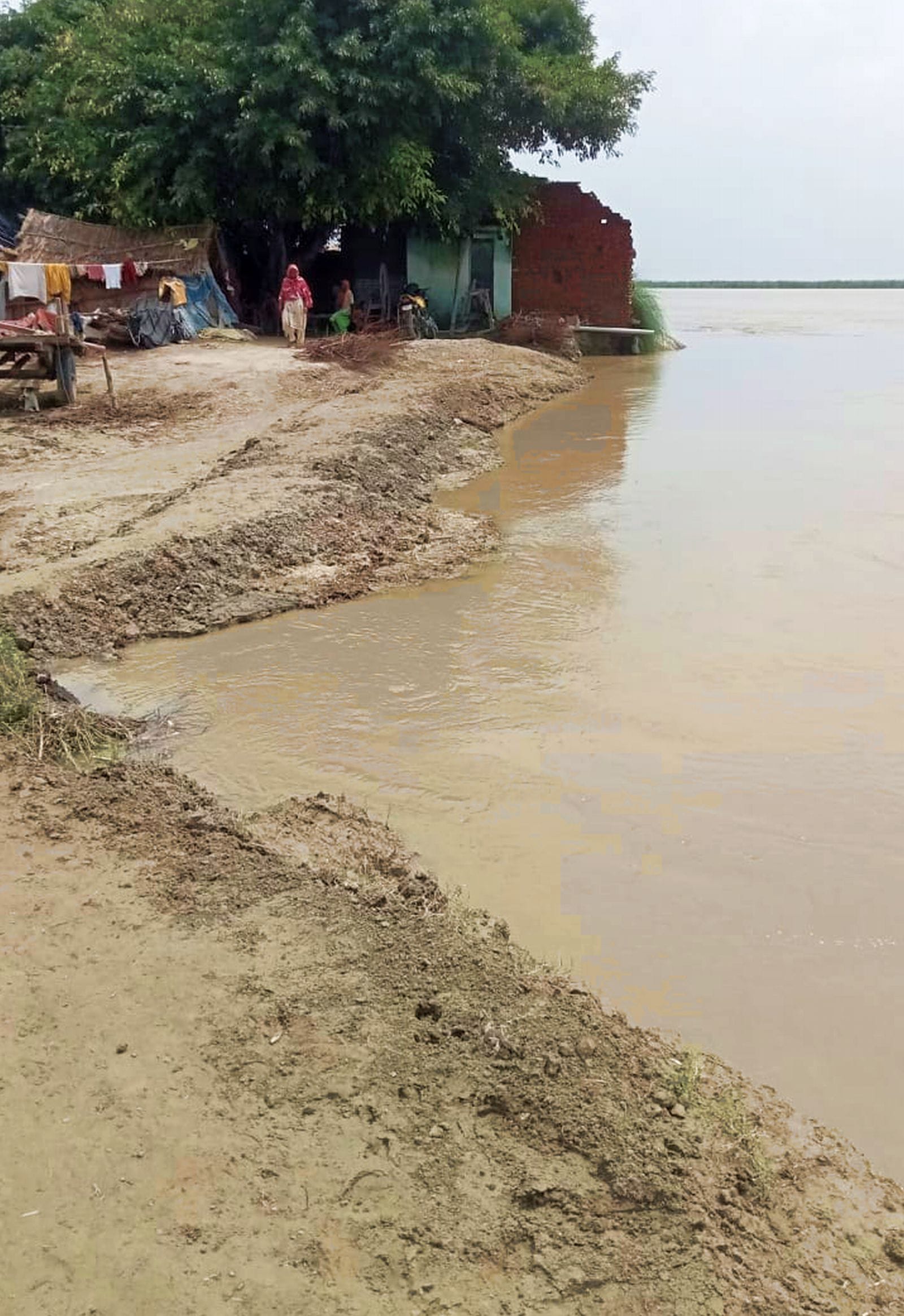 ग्राम ठकुरी नगला में बाढ़ प्रभावित क्षेत्रों का निरीक्षण कर स्थिति का जायजा लेते विधायक राजीव कु