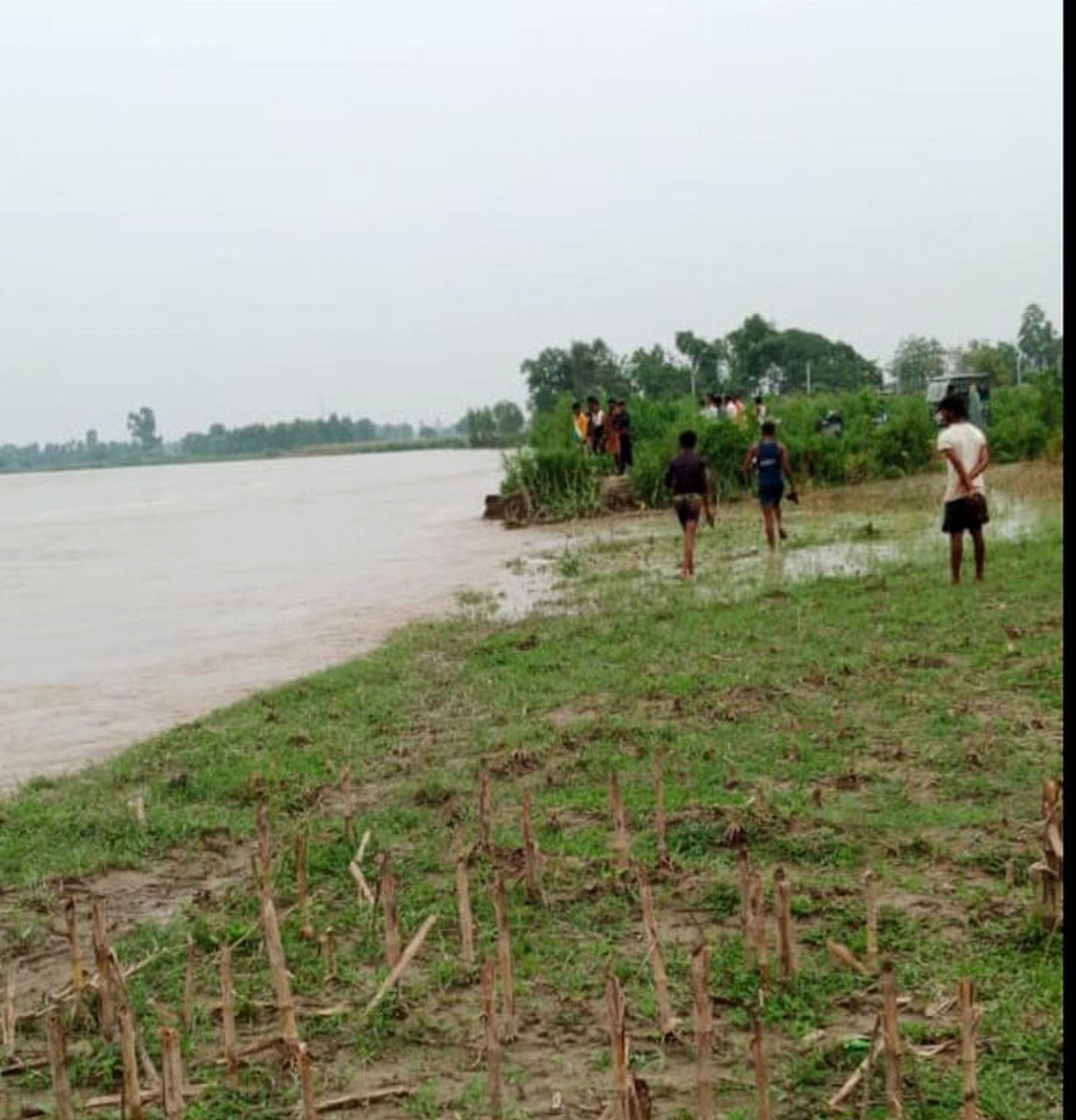 ग्राम ठकुरी नगला में बाढ़ प्रभावित क्षेत्रों का निरीक्षण कर स्थिति का जायजा लेते विधायक राजीव कु