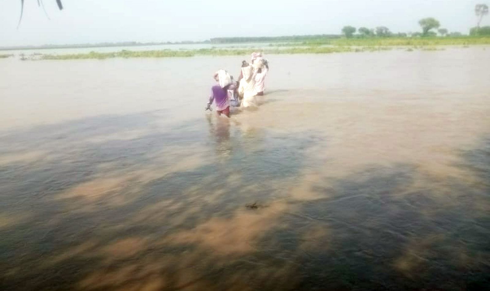 ग्राम ठकुरी नगला में बाढ़ प्रभावित क्षेत्रों का निरीक्षण कर स्थिति का जायजा लेते विधायक राजीव कु