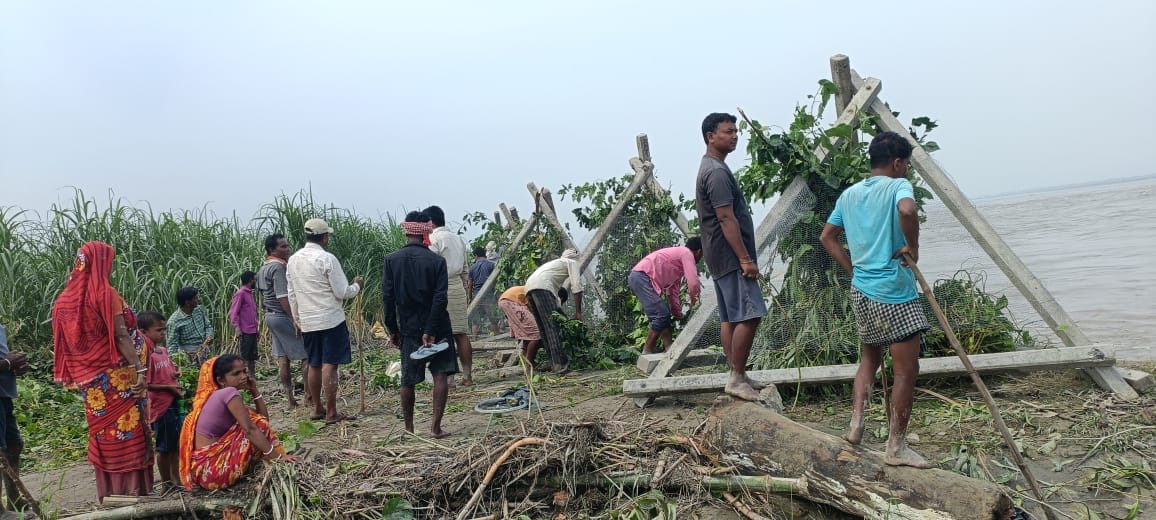 गांव चंदिया हजारा के समीप कटान करती शारदा नदी । संवाद
