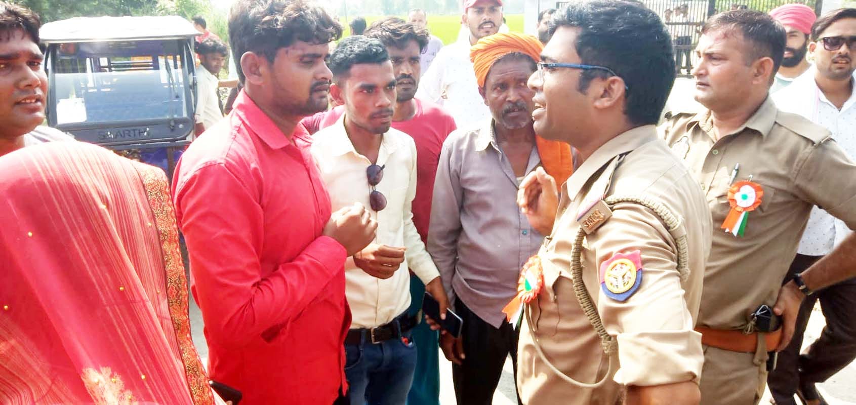 गांव ढाका में कॉलेज के सामने जाम लगाए लोग और मौके पर पहुंची पुलिस