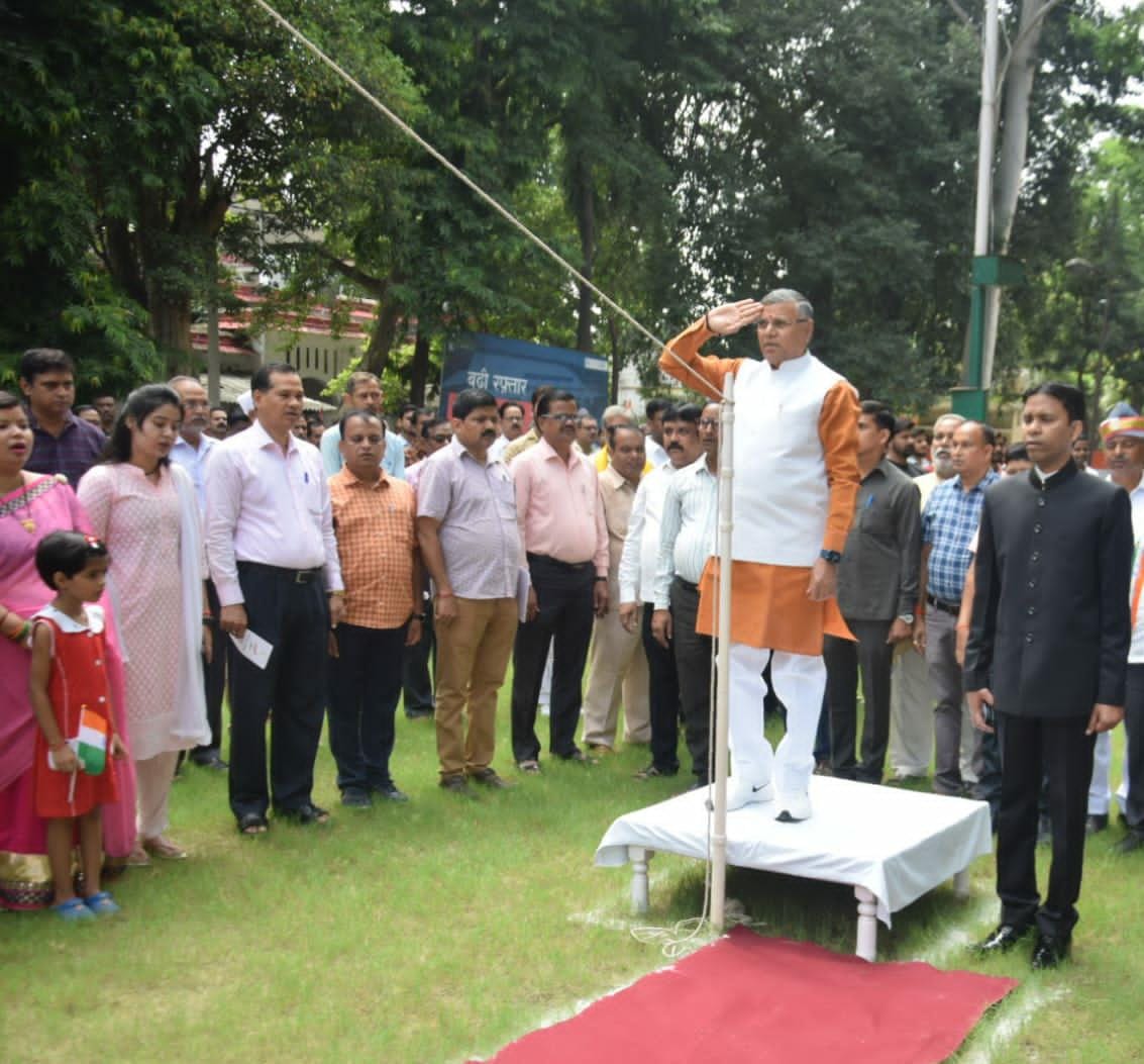 कलेक्ट्रेट में बच्चियों को सम्मानित करते राज्यमंत्री