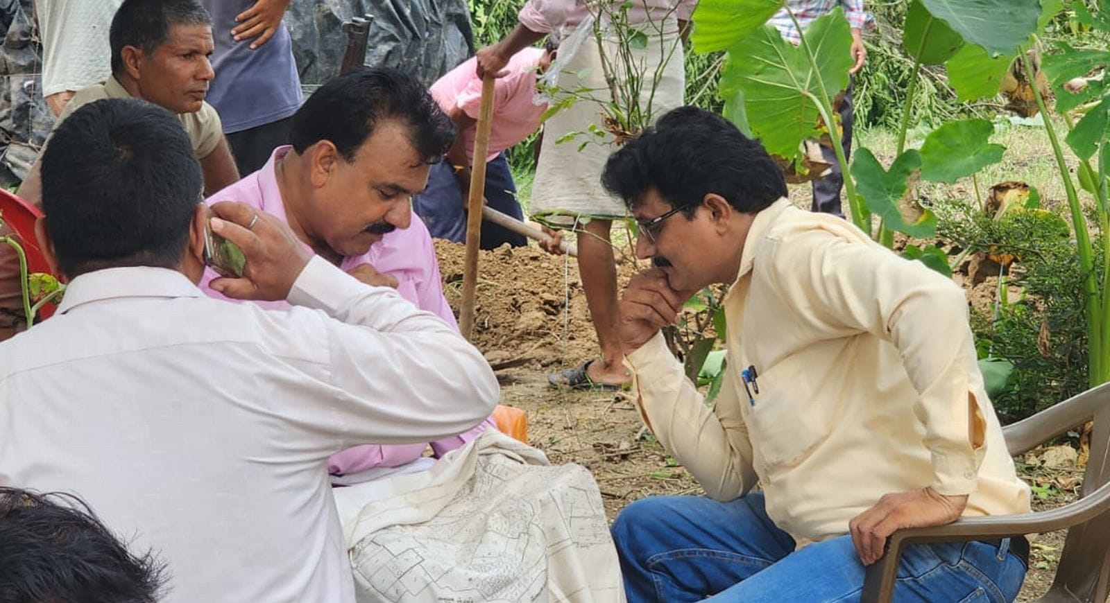 कन्यावती व अन्य परिजनो से बात करते सदर तहसीलदार करनवीर सिंह। संवाद