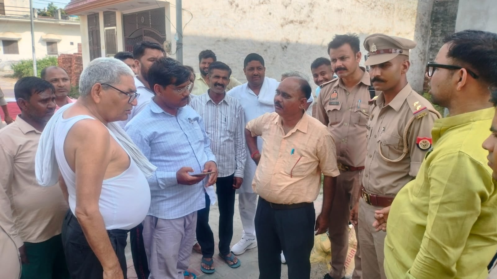 खतौली के मोहल्ला जमना विहार में हाईटेंशन लाईन का टूटा खंभा फोटो संवाद खतौली के मोहल्ला जमना विहार में हाईटेंशन लाईन का टूटा खंभा फोटो संवाद