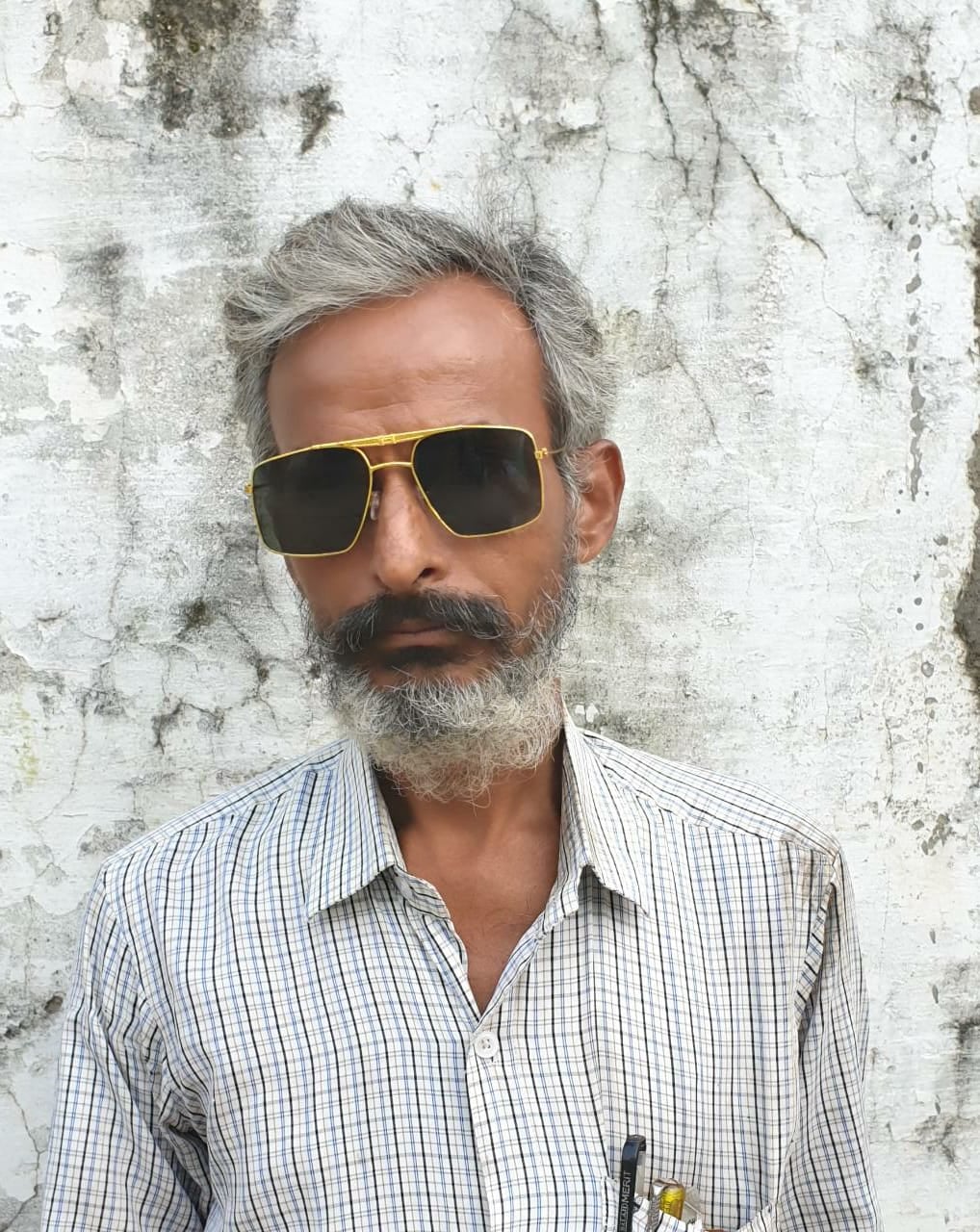 नगरीय स्वास्थ्य केंद्र राजगढ़ में आंख का परीक्षण करते डॉ. एके राज नगरीय स्वास्थ्य केंद्र राजगढ़ में आंख का परीक्षण करते डॉ. एके राज