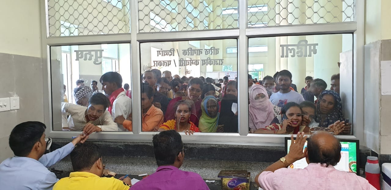 नगरीय स्वास्थ्य केंद्र राजगढ़ में आंख का परीक्षण करते डॉ. एके राज नगरीय स्वास्थ्य केंद्र राजगढ़ में आंख का परीक्षण करते डॉ. एके राज