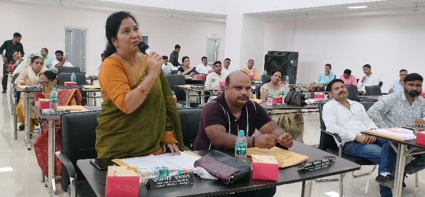 रुद्रपुर नगर निगम सभागार में आयोजित बोर्ड बैठक में बोलते मेयर रामपाल सिंह। -संवाद रुद्रपुर नगर निगम सभागार में आयोजित बोर्ड बैठक में बोलते मेयर रामपाल सिंह। -संवाद