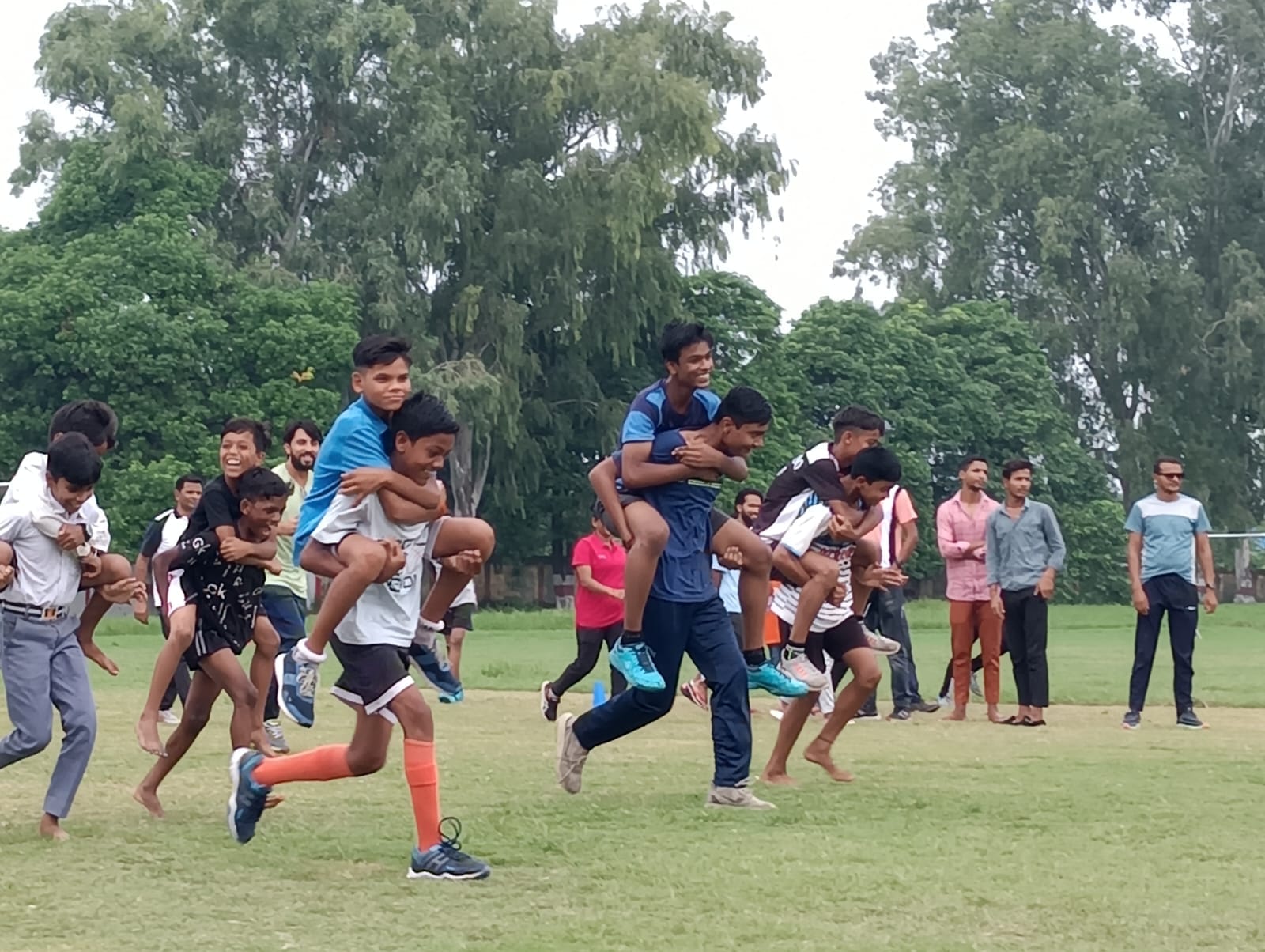 स्वतंत्रता दिवस पर शहर के गांधी स्टेडियम में आयेजित दौड़ प्रतियोगिता में प्रतिभाग करती बालिकाण्