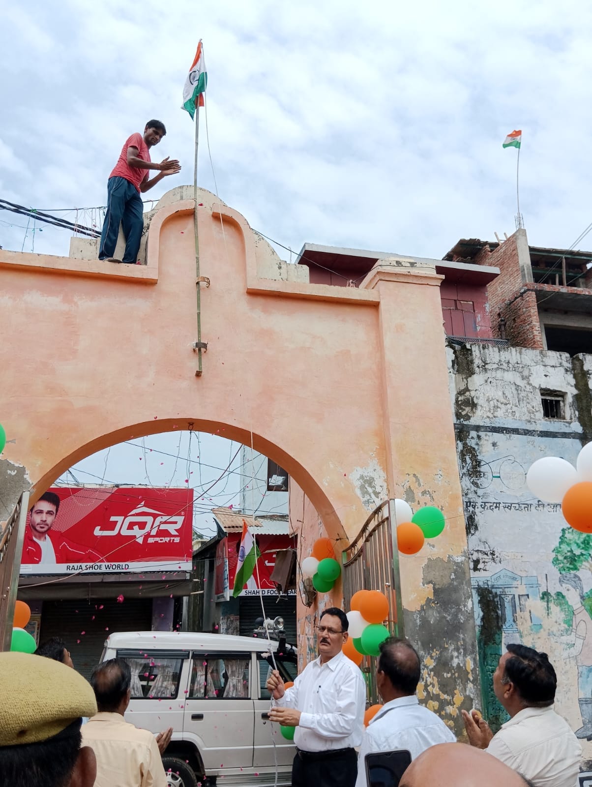 स्वतंत्रता दिवस पर शहर में हिन्दू जागरण मंच द्धारा निकाली गई तिरंगा यात्रा में शमिल लोग । संवाद
