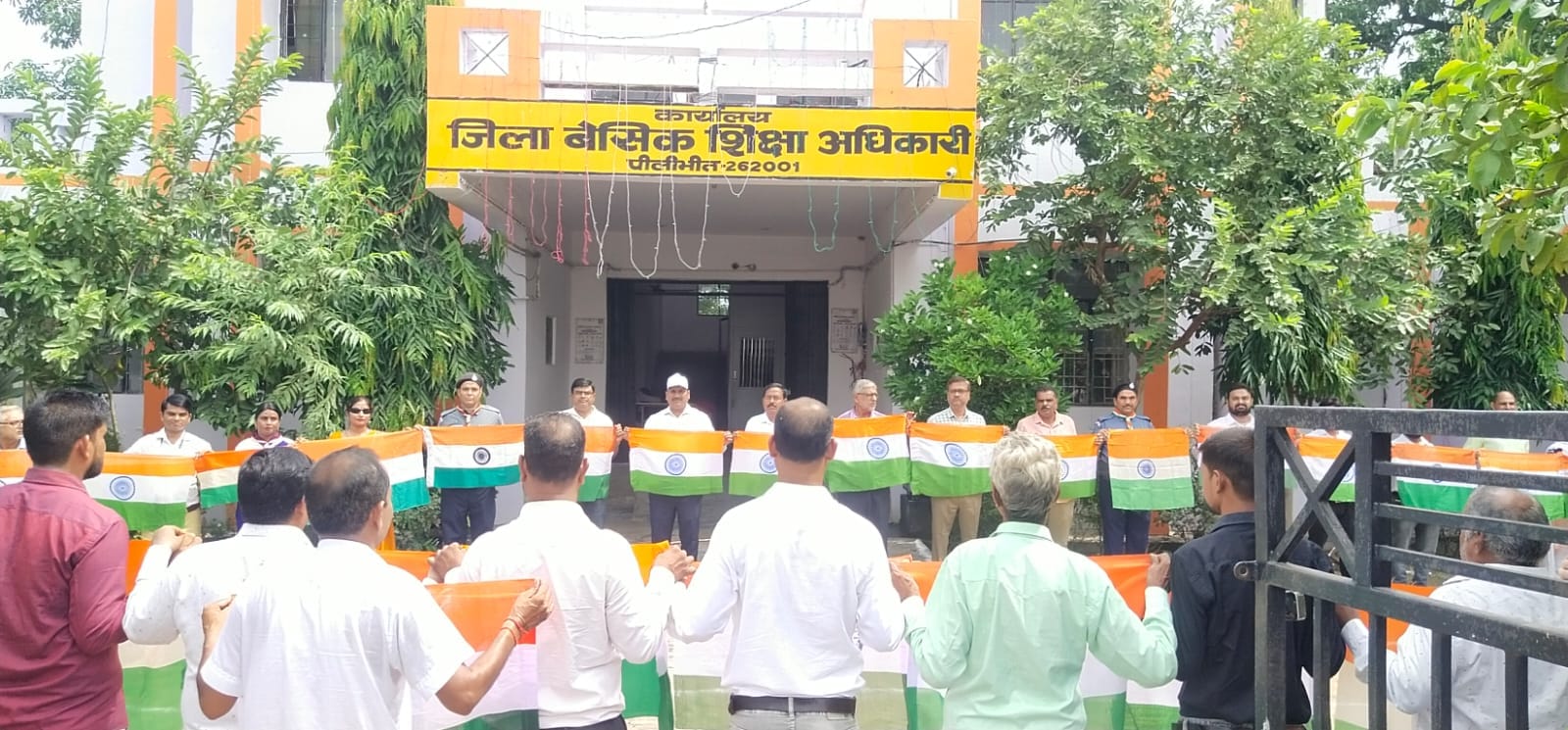 स्वतंत्रता दिवस पर शहर में हिन्दू जागरण मंच द्धारा निकाली गई तिरंगा यात्रा में शमिल लोग । संवाद