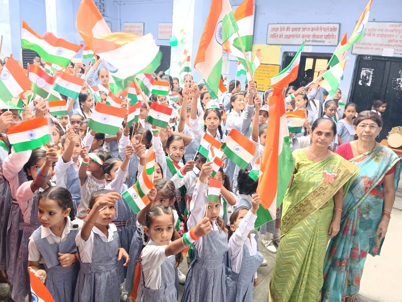 स्वतंत्रता दिवस पर शहर में हिन्दू जागरण मंच द्धारा निकाली गई तिरंगा यात्रा में शमिल लोग । संवाद