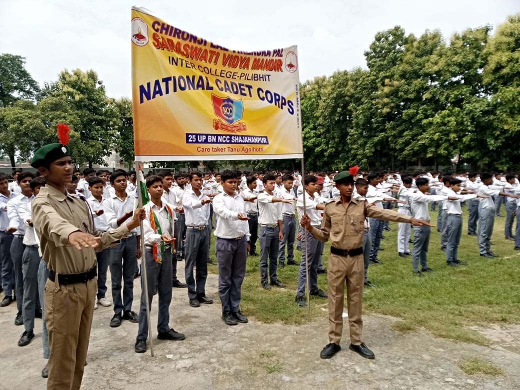 स्वतंत्रता दिवस पर शहर में हिन्दू जागरण मंच द्धारा निकाली गई तिरंगा यात्रा में शमिल लोग । संवाद