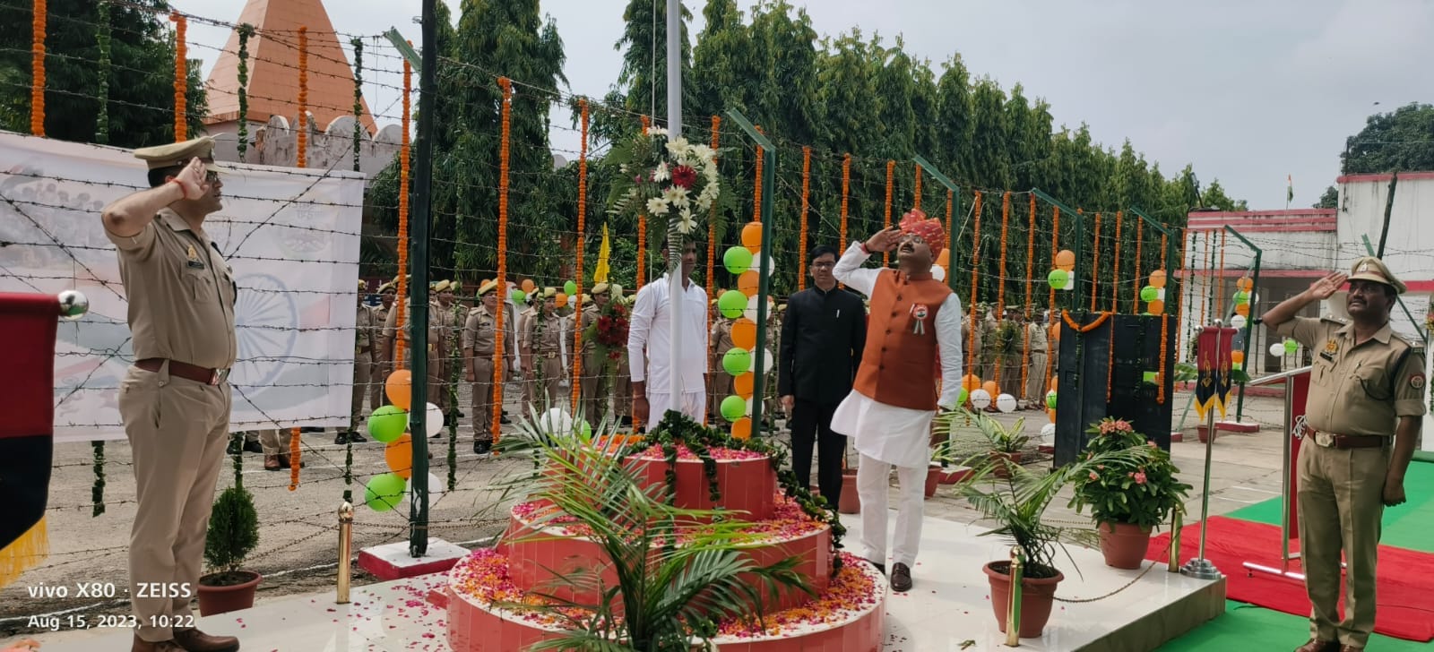 स्वतंत्रता दिवस पर शहर में हिन्दू जागरण मंच द्धारा निकाली गई तिरंगा यात्रा में शमिल लोग । संवाद